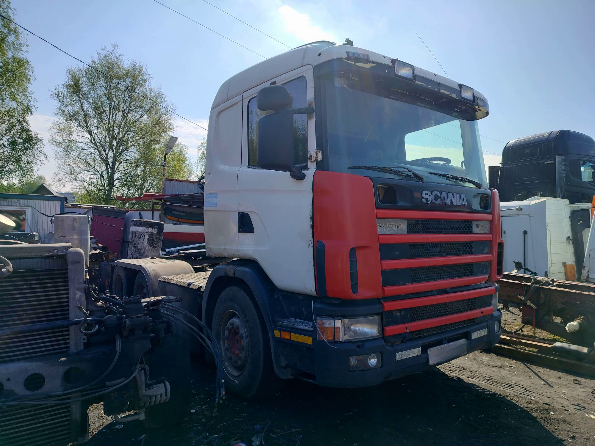 На разборку поступила SCANIA R144 LA6X2/4NA 460 Двигатель DSC1415 V-образная 8-ка, КПП GRS900 без ретарды с гидровыжимным подшипником, редуктор R780 3.08 Машинка заехала своим ходом, все агрегаты рабочие. Кабина CR. Колёсная формула 6х2 с ленивым мостом. Передние рессоры 3-х листовые, сзади воздух. Тормоза дисковые.